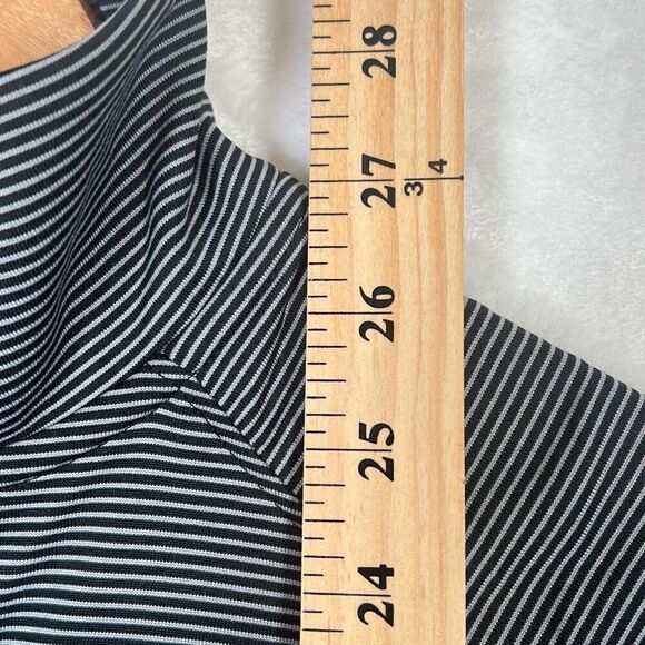 Under Armour dark‎ gray Women's Tech Stripe 1/4 Zip-NWT- women Small - Picture 3 of 8